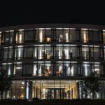 Projetos iluminação destacada fachada: transforme seu espaço