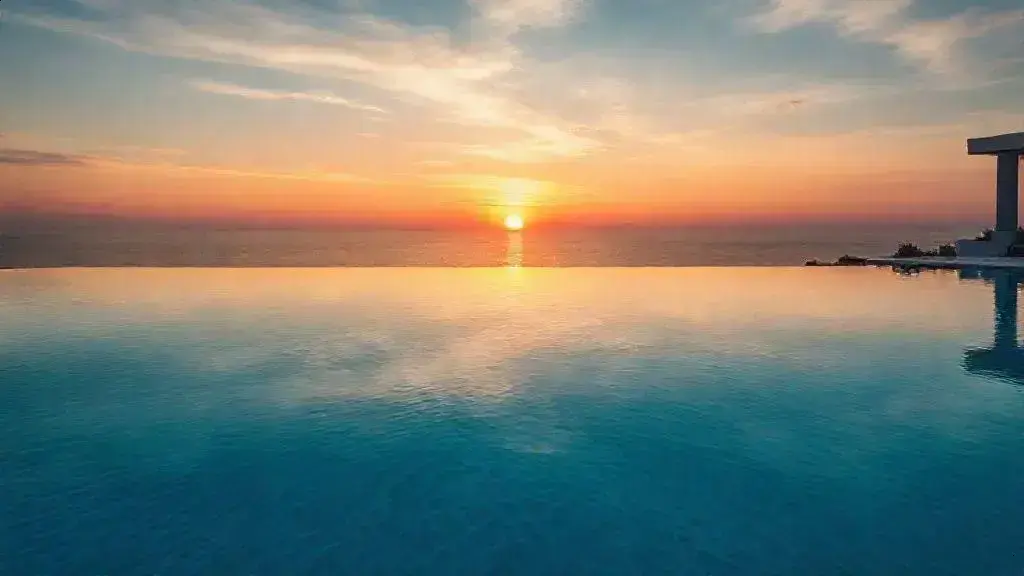 Piscina com borda infinita: descubra como transformar seu espaço